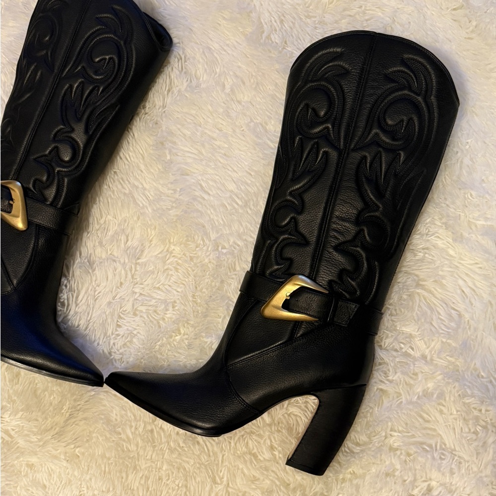Elegant Black Heeled Boots with Gold Accent - Picture 8 of 10